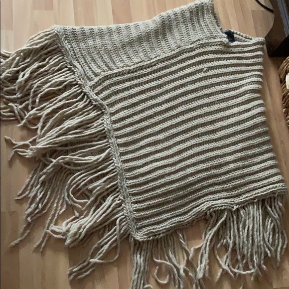 Beautiful beige Italian shawl - Picture 4 of 5